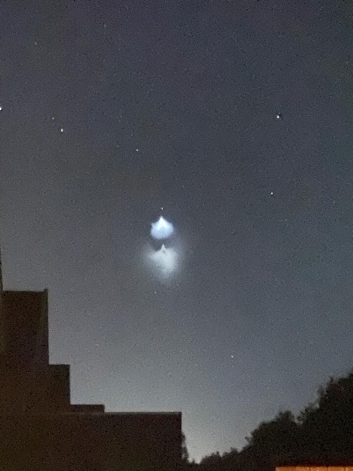 Piramidevormig licht dat naar beneden straalde en langzaam bewoog foto