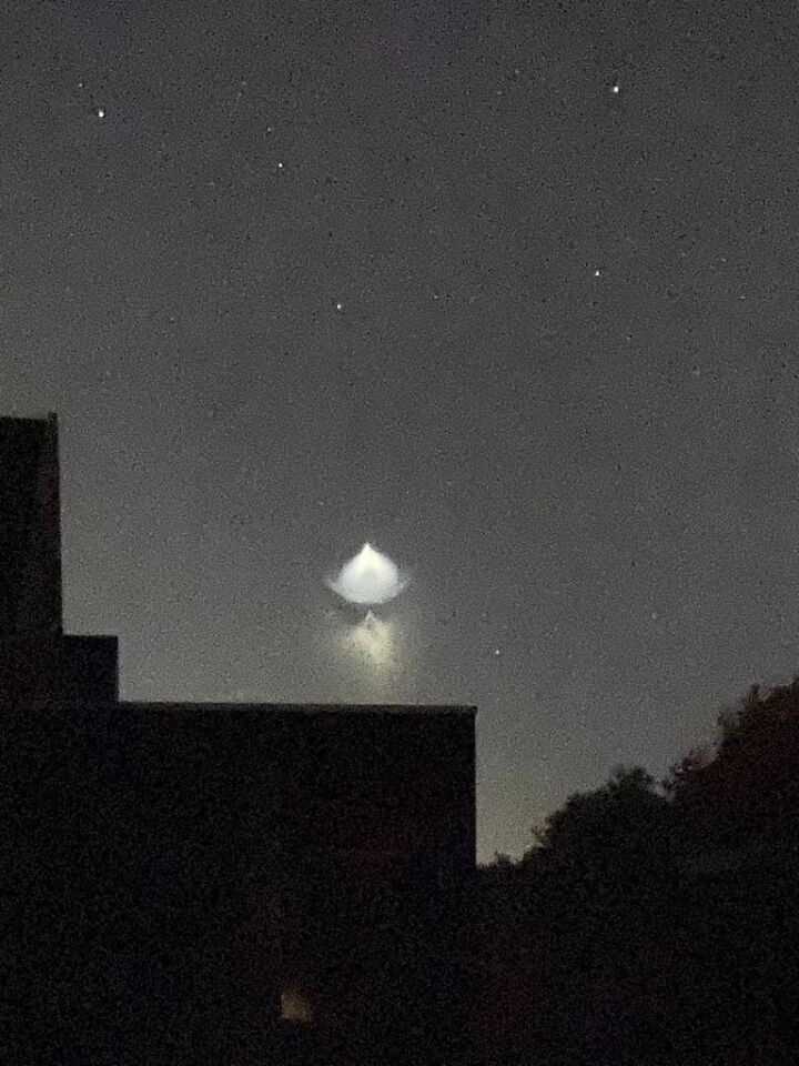 Piramidevormig licht dat naar beneden straalde en langzaam bewoog foto