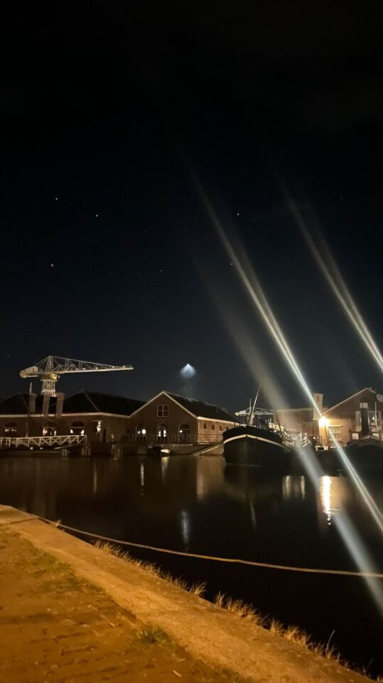 Ronde lichtbron met een driehoekige projectie foto