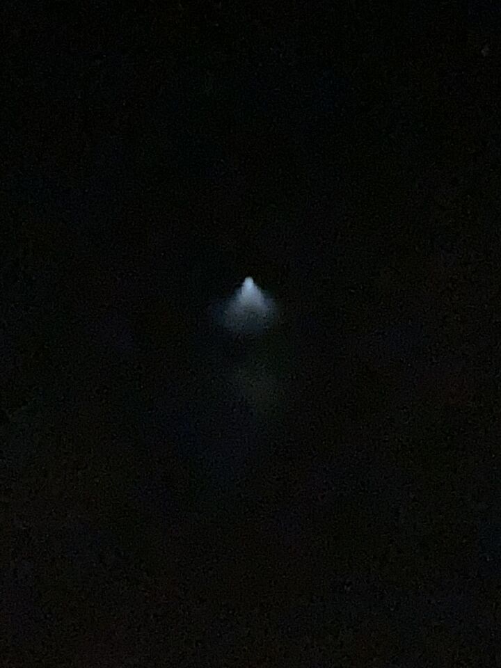 Witte bal, omgeven door zandloper-achtige waas eromheen foto