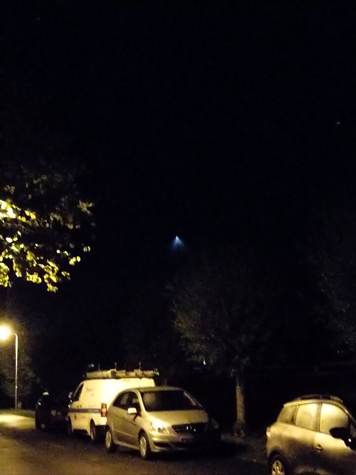 Een lichtbol met een drie hoekig licht. foto