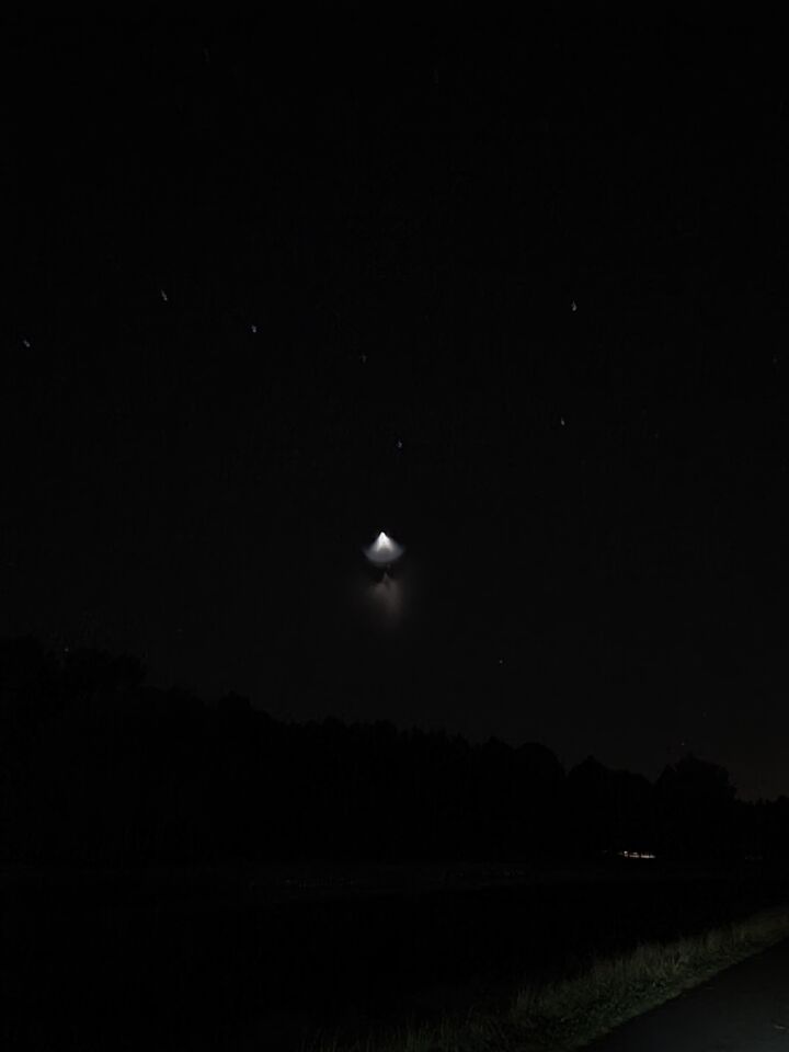 Leek op een lichtgevend driehoek met de punt omhoog en lichtstralen naar beneden foto