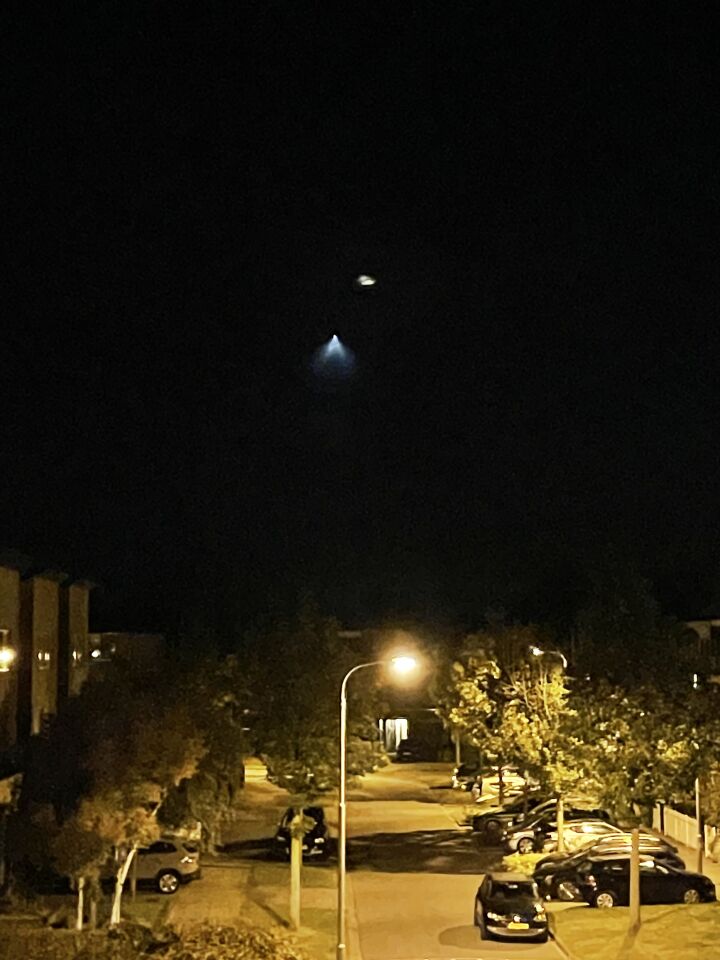 Wit licht bol met een uitstralende driehoek er onder. Zie foto. foto