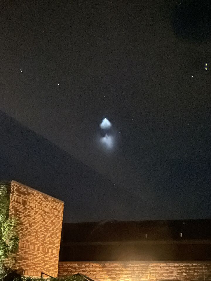 Een driehoek licht dat naar beneden schijnt waardoor een zwarte cirkel ontstond. foto