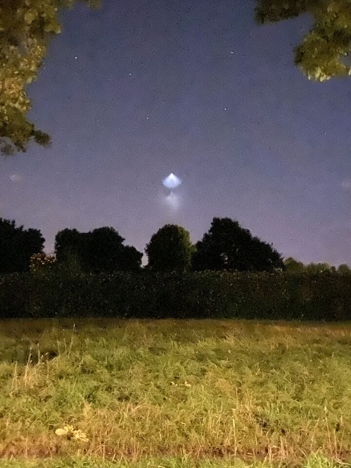 Een wit pyramide vorming licht dat uit 2 delen leek te ontstaan foto