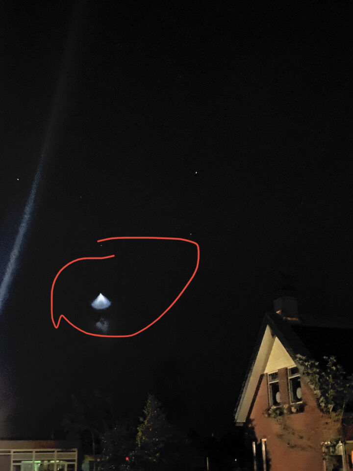 Lichtgevende bol met driehoekig licht schijnend naar beneden erg fel foto