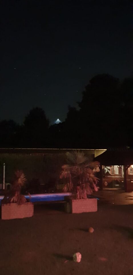 Lichtgevende bol met driehoekig licht foto