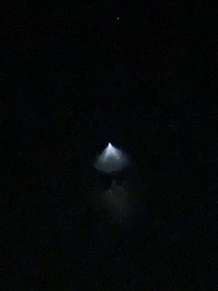Lichtpunt met driehoekige veeg erachter foto
