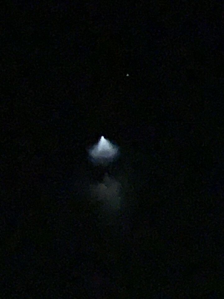 Lichtpunt met driehoekige veeg erachter foto