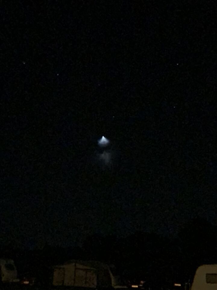 Lichtpunt met driehoekige veeg erachter foto