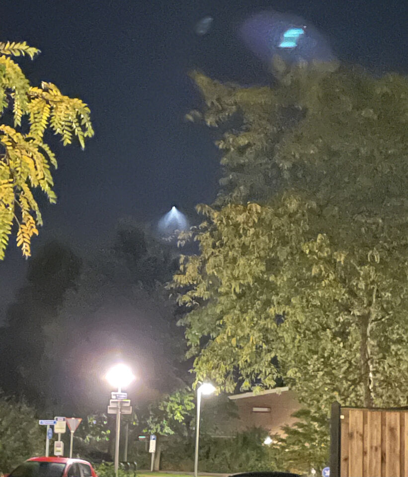 Stilstaand object met enorm fel licht. Absoluut geen vliegtuig. foto