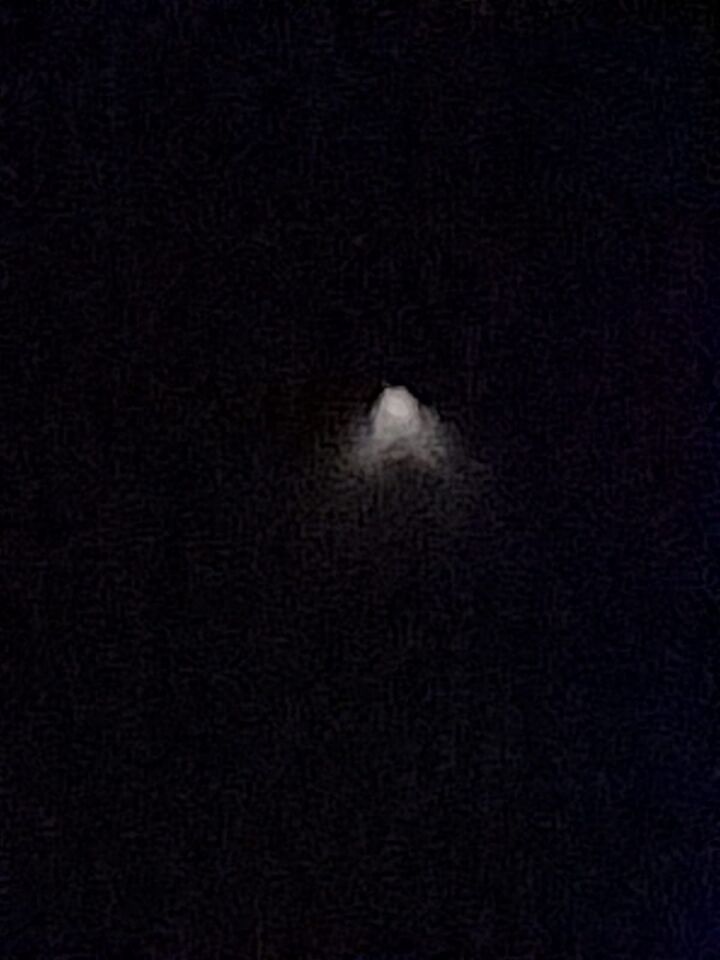 Fel lichtte bol met uitstralend licht in driehoeks vorm naar beneden foto
