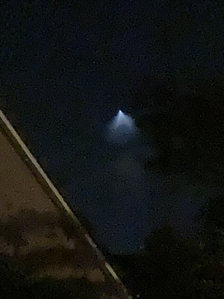 Lichtpunt met naar beneden gerichte lichtdriehoek foto