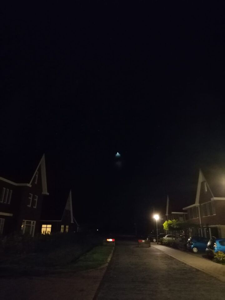 Object met driehoekig licht, langzaam wegzwevend foto
