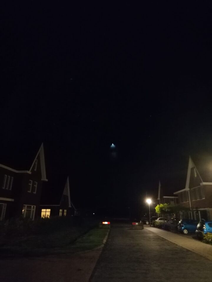 Object met driehoekig licht, langzaam wegzwevend foto