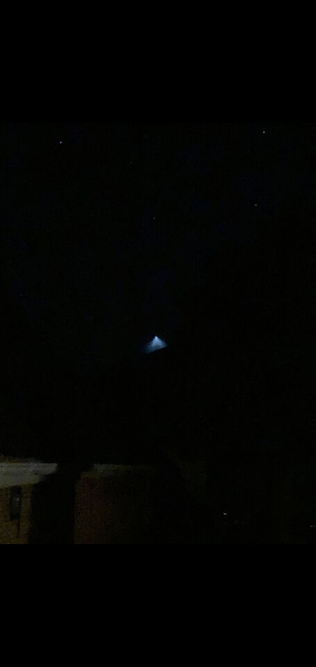 FOTO'S Felle bol met driehoekig licht boven Waddenzee foto
