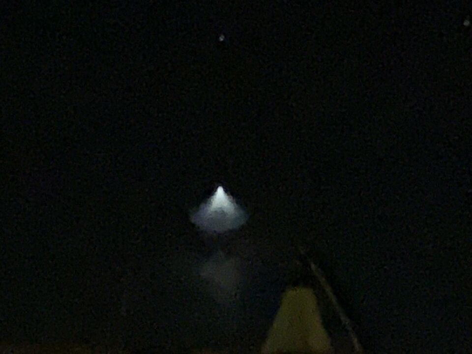 Felle lichtbol met driehoek eronder foto