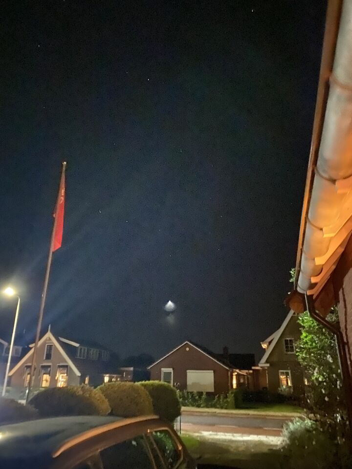 Object met driehoek Licht dat naar beneden scheen,  foto