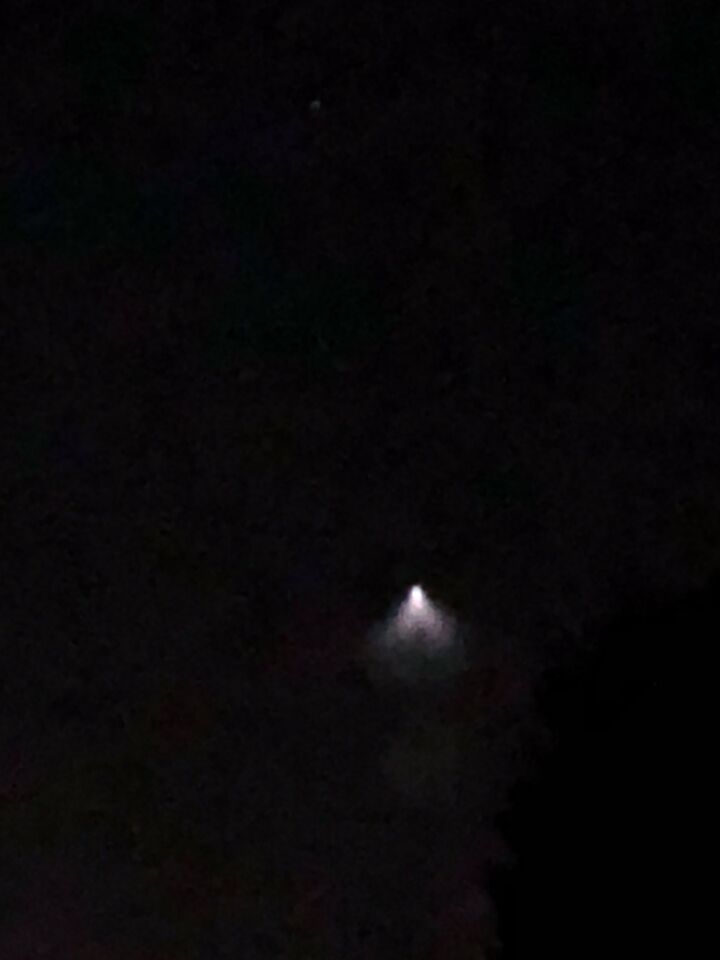 Driehooek soort trechter op zijn kop van licht schijnend naar beneden foto