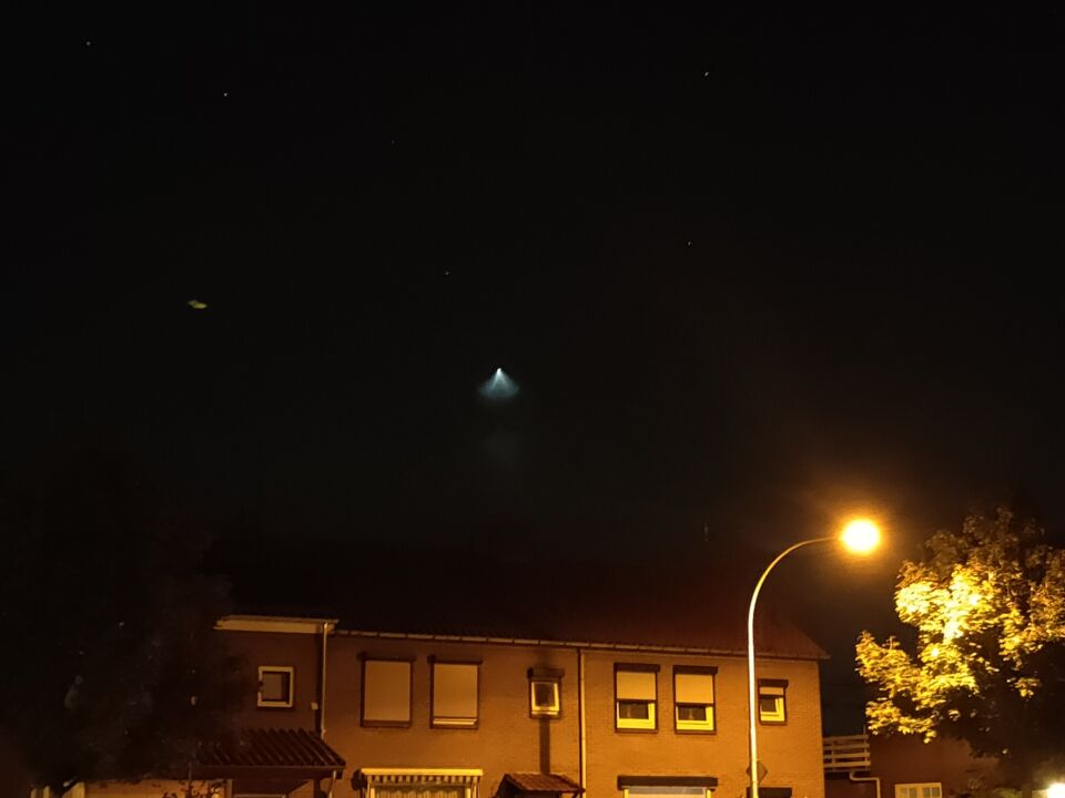 Felle schijnwerper naar beneden gericht. Kegel vormig foto