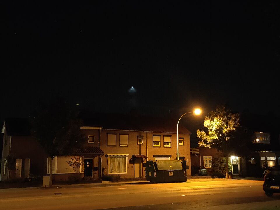 Felle schijnwerper naar beneden gericht. Kegel vormig foto