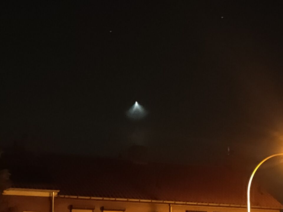 Felle schijnwerper naar beneden gericht. Kegel vormig foto