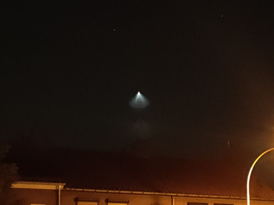 Felle schijnwerper naar beneden gericht. Kegel vormig foto
