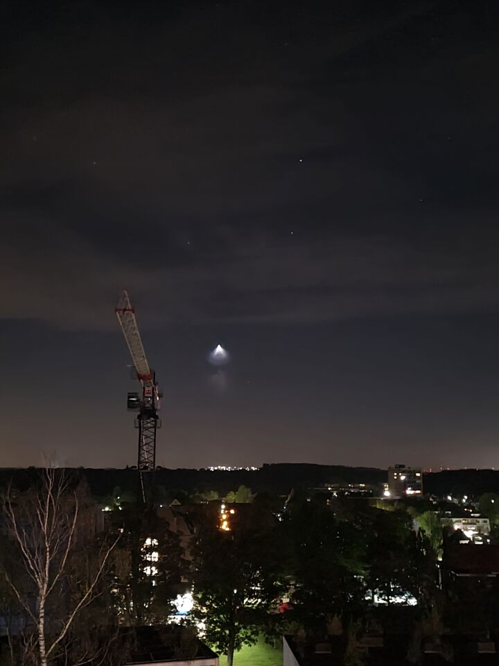 Piramide vormig lichtpunt boven brunssum foto