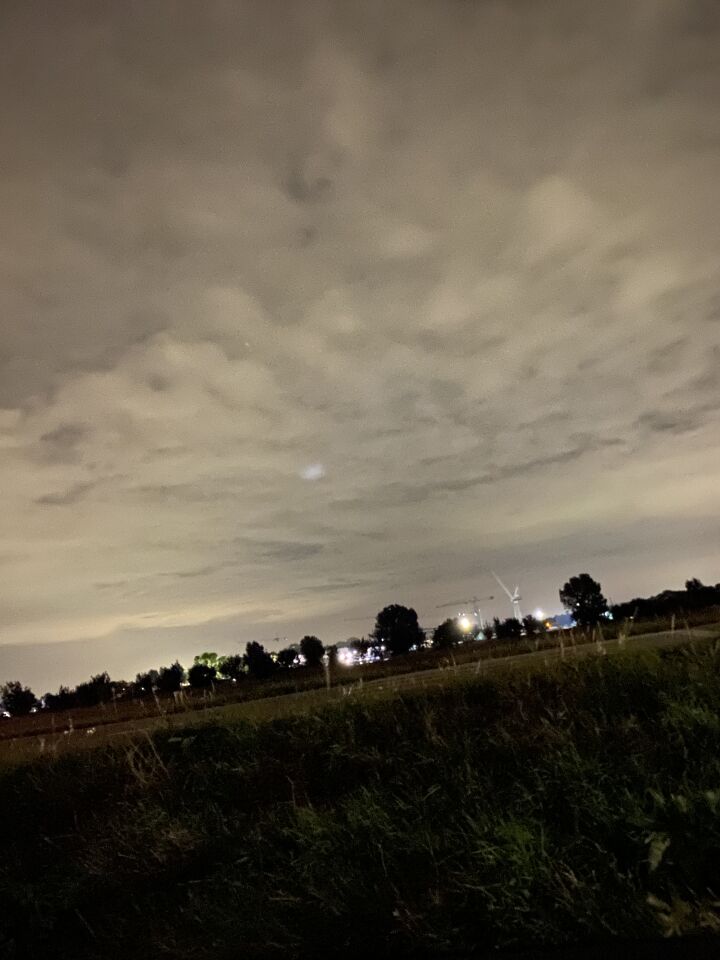 2 lichte bollen die iedere keer terug kwamen met hoge snelheid foto