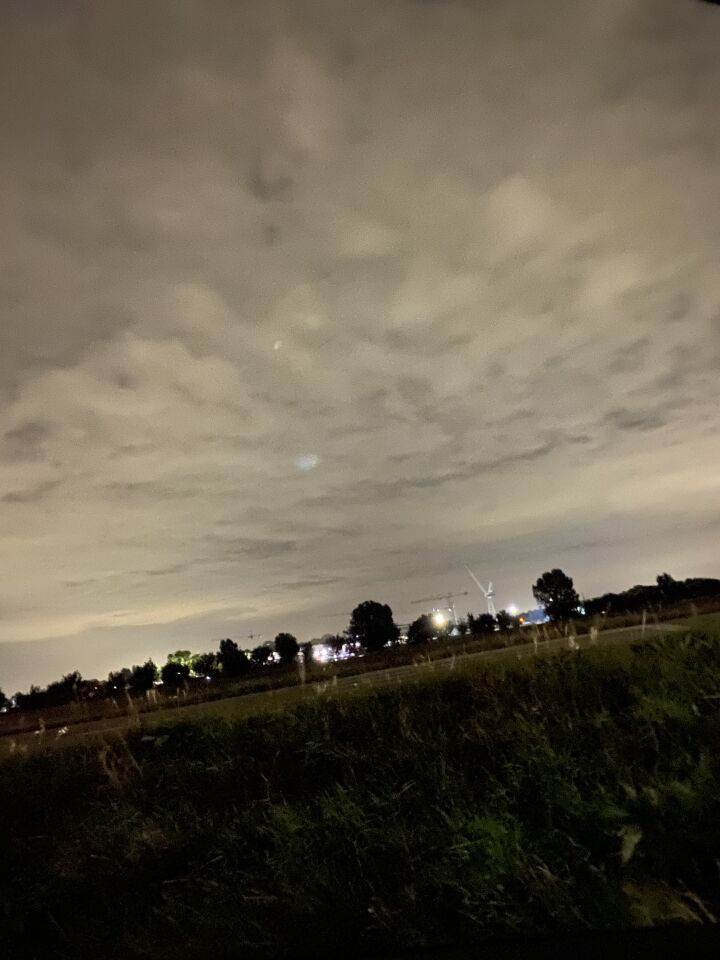 2 lichte bollen die iedere keer terug kwamen met hoge snelheid foto