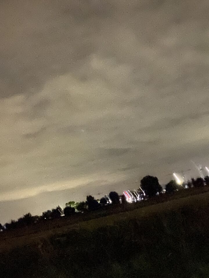 2 lichte bollen die iedere keer terug kwamen met hoge snelheid foto