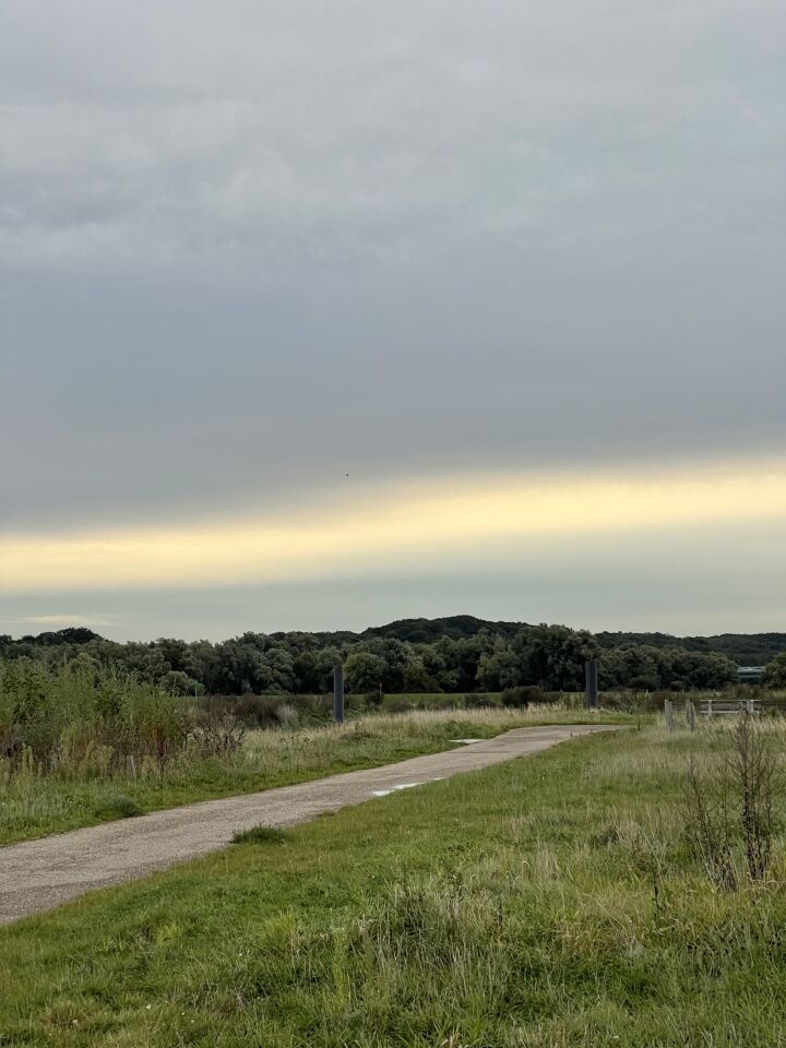 Donker object verschijnt uit het wolkendek foto