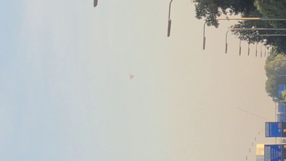 Een piramide vormige object dat onderstebovn in de lucht hing. foto