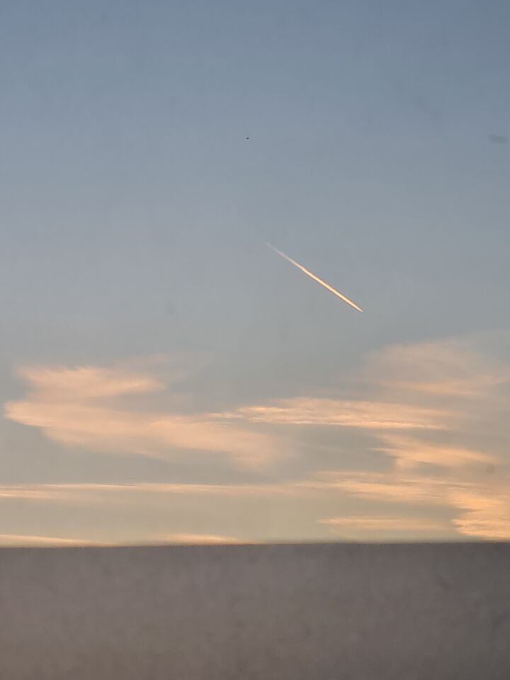 Zwart object dat vloog door de lucht foto