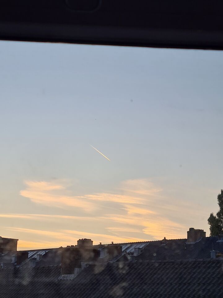 Zwart object dat vloog door de lucht foto