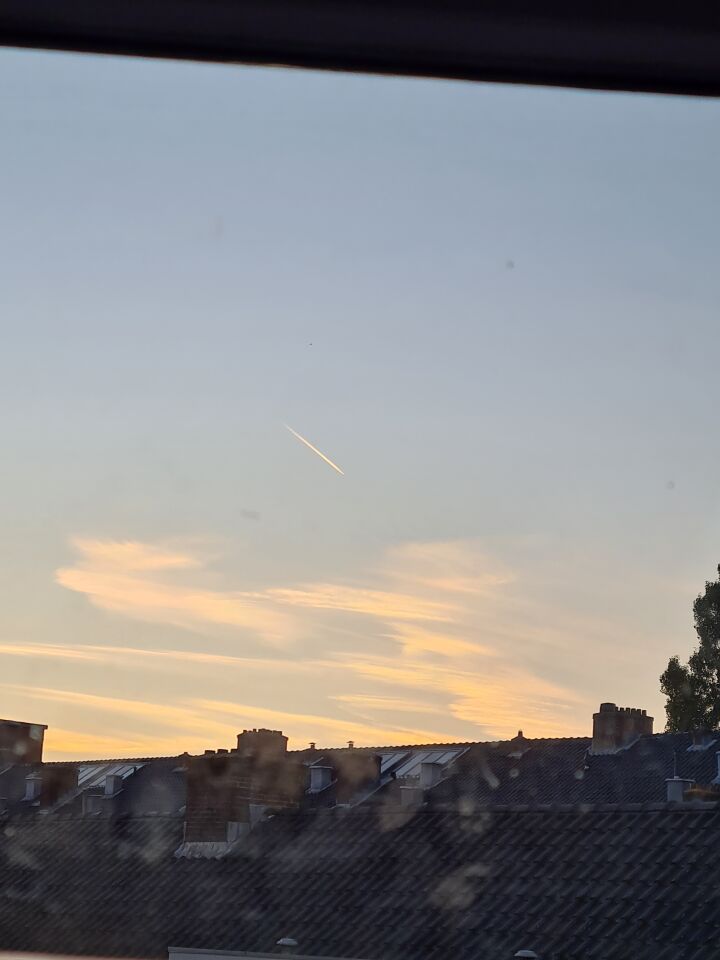 Zwart object dat vloog door de lucht foto