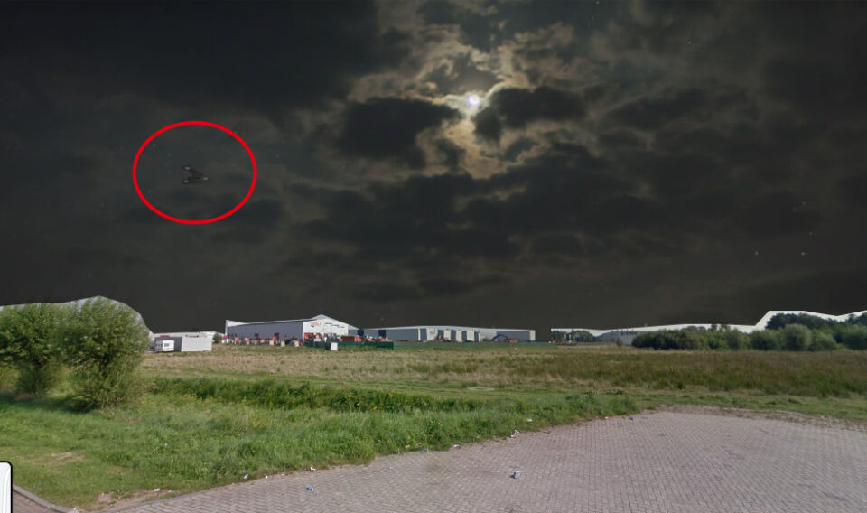 V-vormige boemerang met 3 lichten vloog geluidloos door de wolken foto