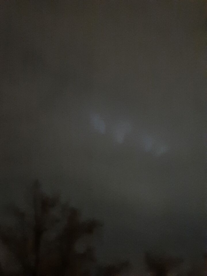 Bewegende witte lichtjes boven Amsterdam foto