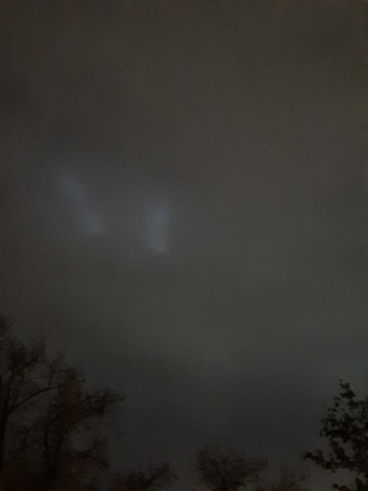 Bewegende witte lichtjes boven Amsterdam foto