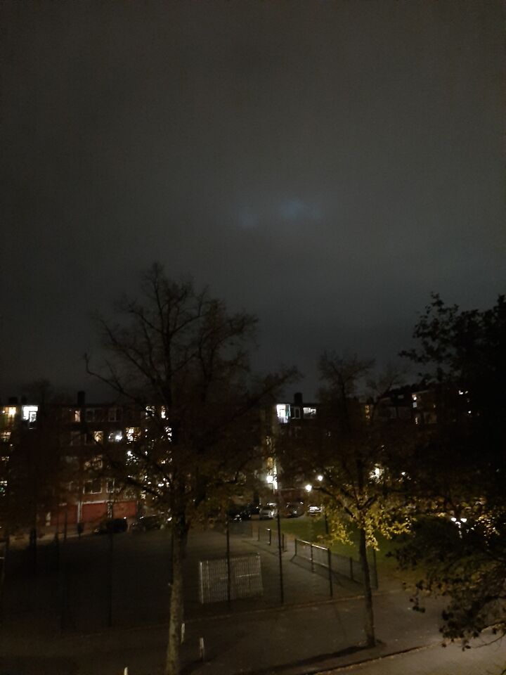 Bewegende witte lichtjes boven Amsterdam foto