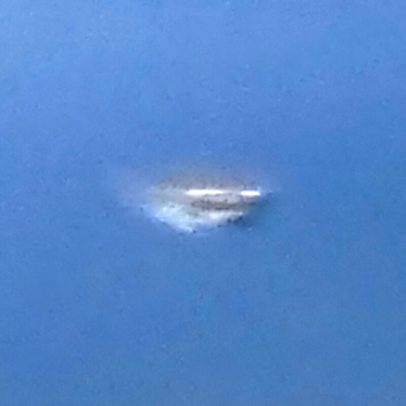 Een voorwerp onder (of komend uit) een donkere wolk. foto