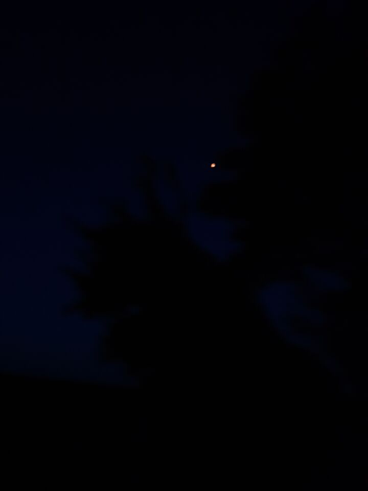 Een lichtpunt dat stond aan de heldere hemel. Lijkend op een vlam uit een motor. foto