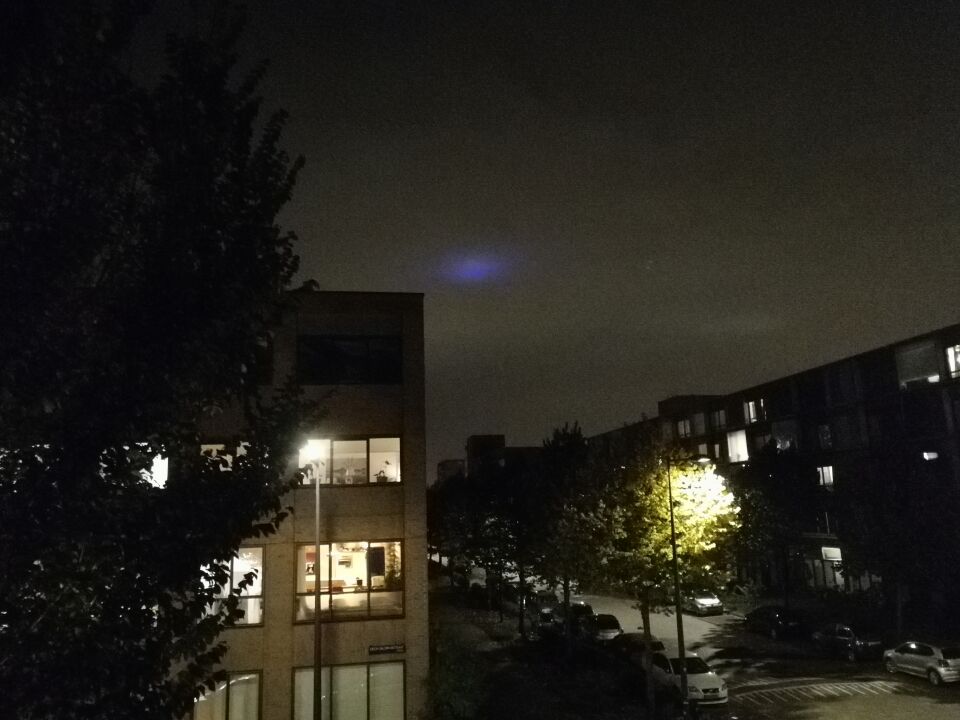Paars/blauw licht pulserend bol/schijf in de lucht foto