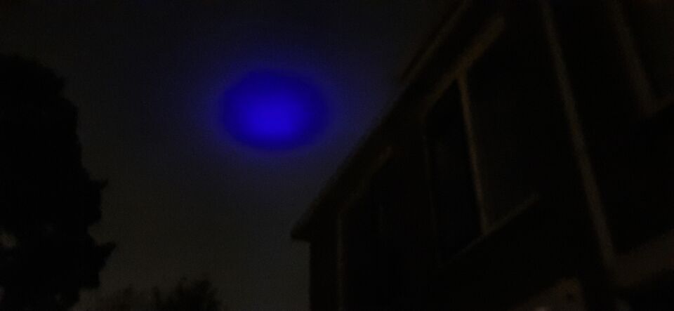 Blauwe ronde bol welke opeens uitging foto