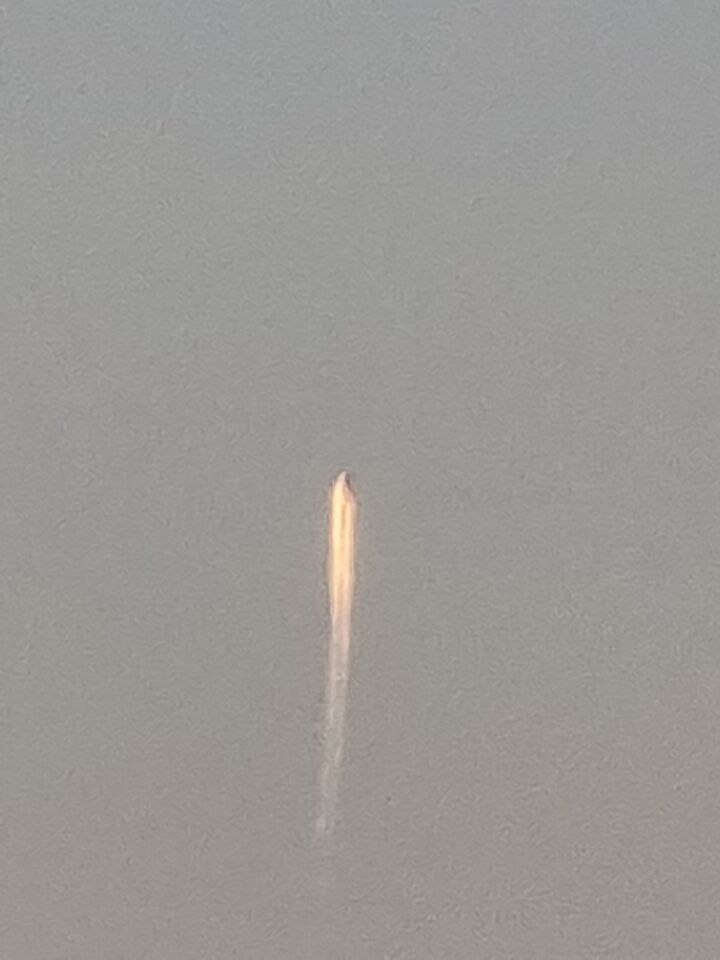 Raket of iets in de lucht gezien van uit volendam foto