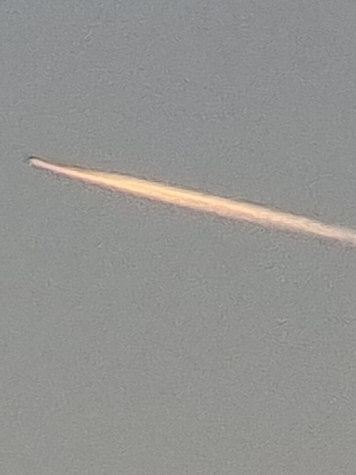 Raket of iets in de lucht gezien van uit volendam foto