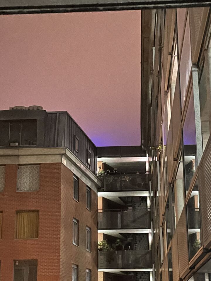 Paarse lichtvlek in de lucht foto