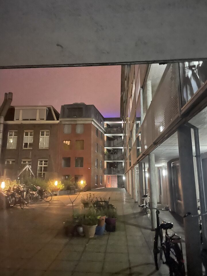 Paarse lichtvlek in de lucht foto