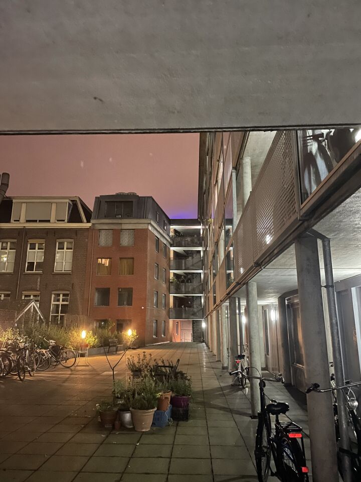 Paarse lichtvlek in de lucht foto