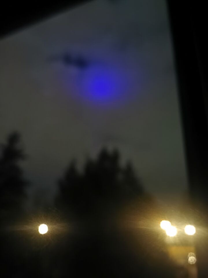 Fel paars blauwachtig bolvormig licht met constante snelheid foto